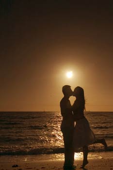 http://4.bp.blogspot.com/_eVWQ_h10LXI/TDBDnYmwnEI/AAAAAAAAADs/AVDIr_ZmRlM/s1600/couple-kissing-on-beach.jpg
