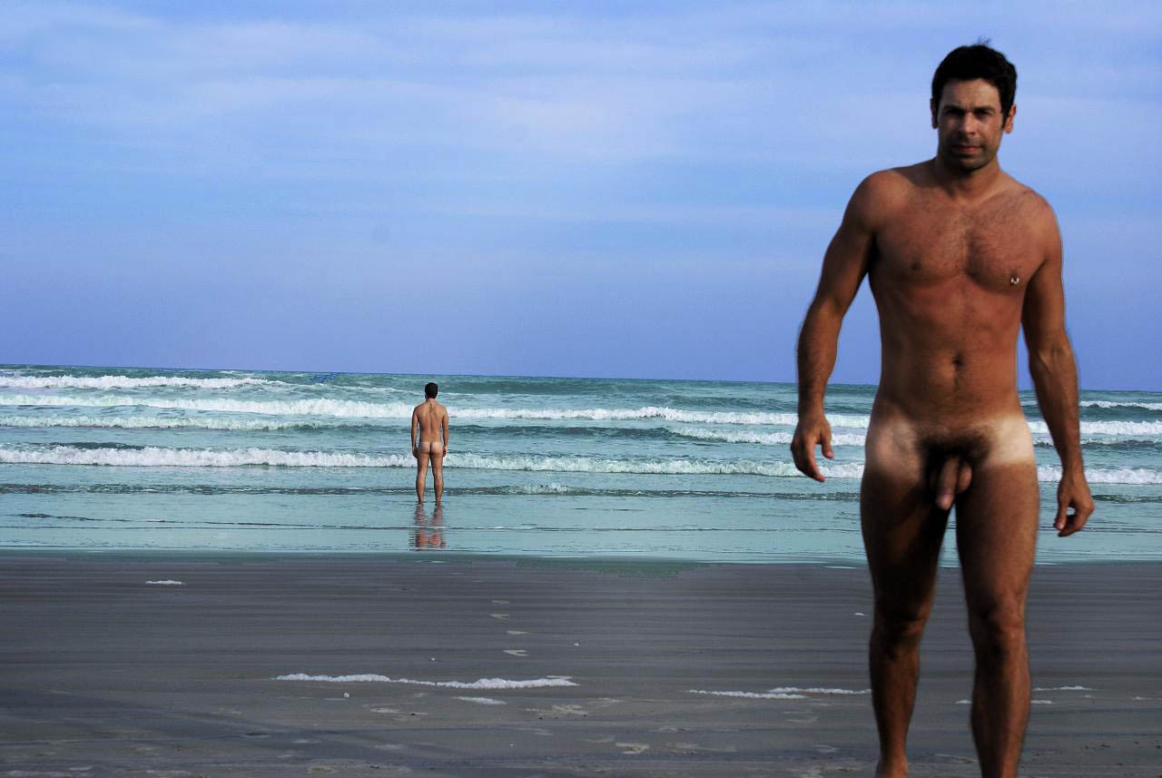 Hombres desnudos en la playa