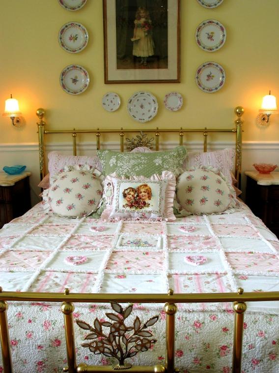 C. Dianne Zweig Kitsch 'n Stuff Using Decorative Plates As Wall