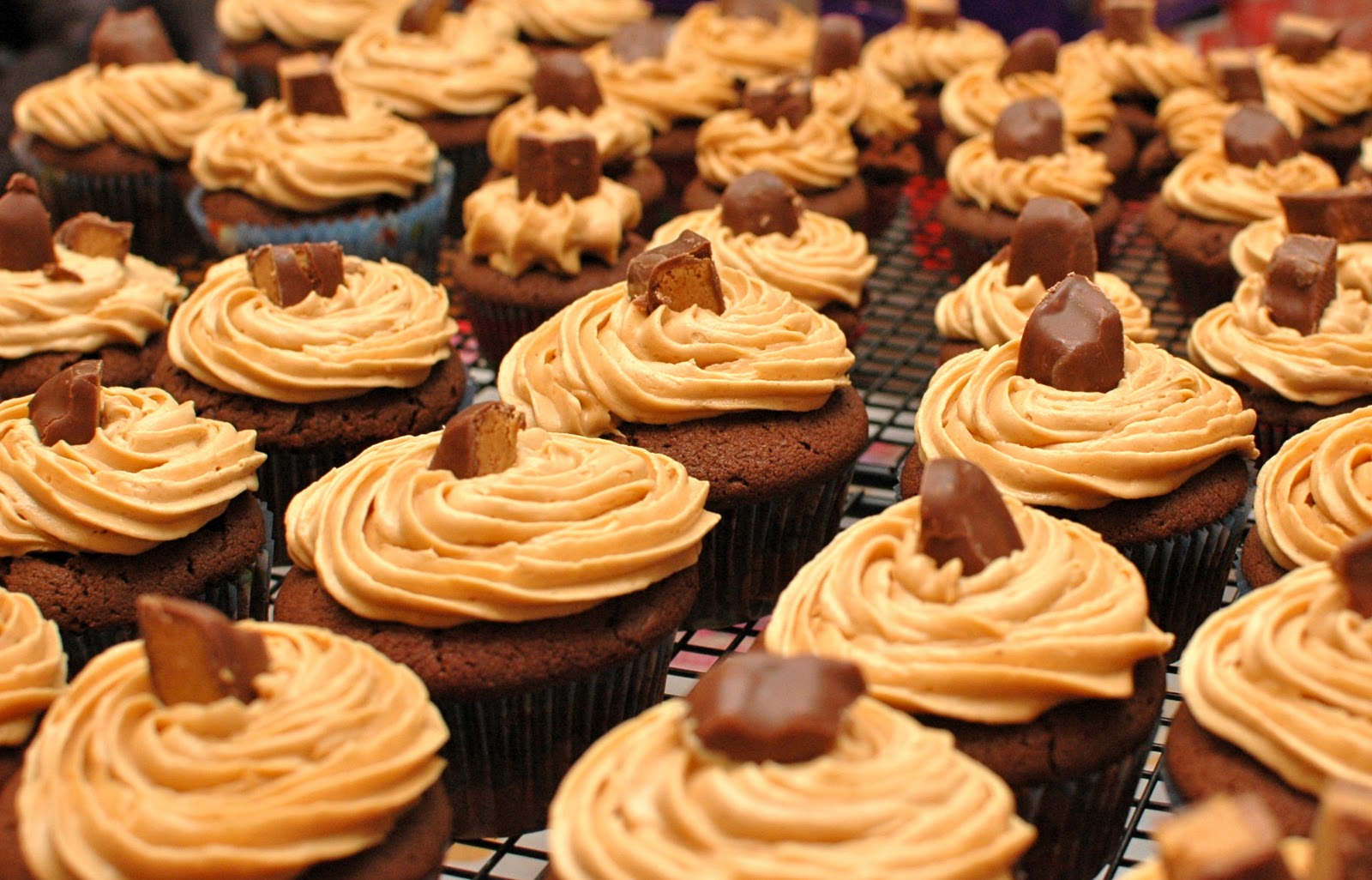 A busy lizzie life: Peanut Butter Dulce de Leche Cupcakes