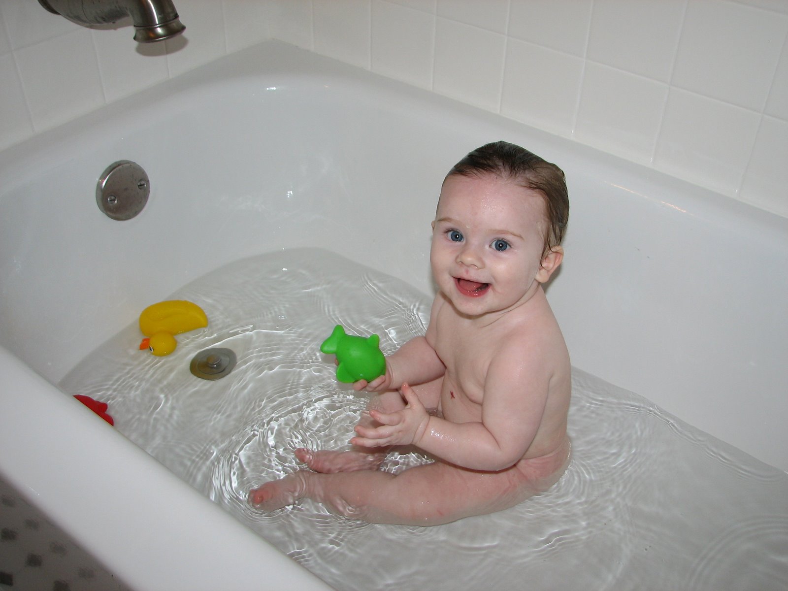 [Kelsey+-+9+months+happy+bath-tub+time+004.jpg]