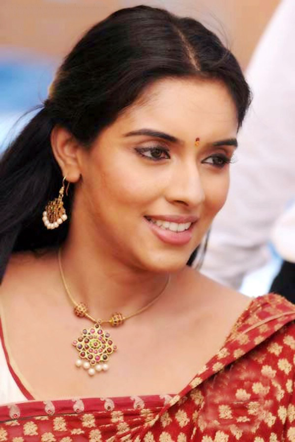 Wallpaper Gallery: Kaavalkaran Tamil movie actress Asin 