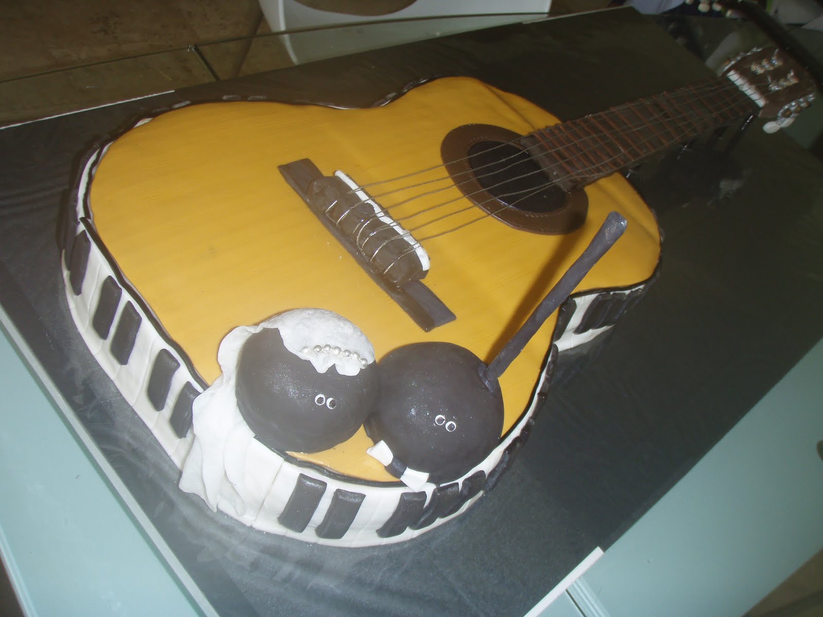 simply-cake-hawaii-wedding-cake-for-two-music-lovers