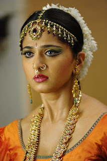 Anushka Photos From Nagavalli Movie