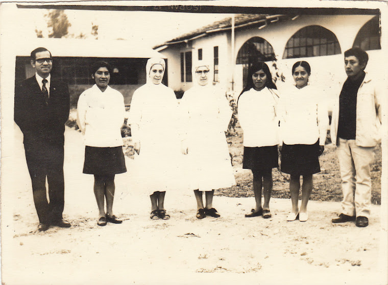 primeros estudiantes del colegio piloto, lugar hospital de catacocha att Yessenia Guamán