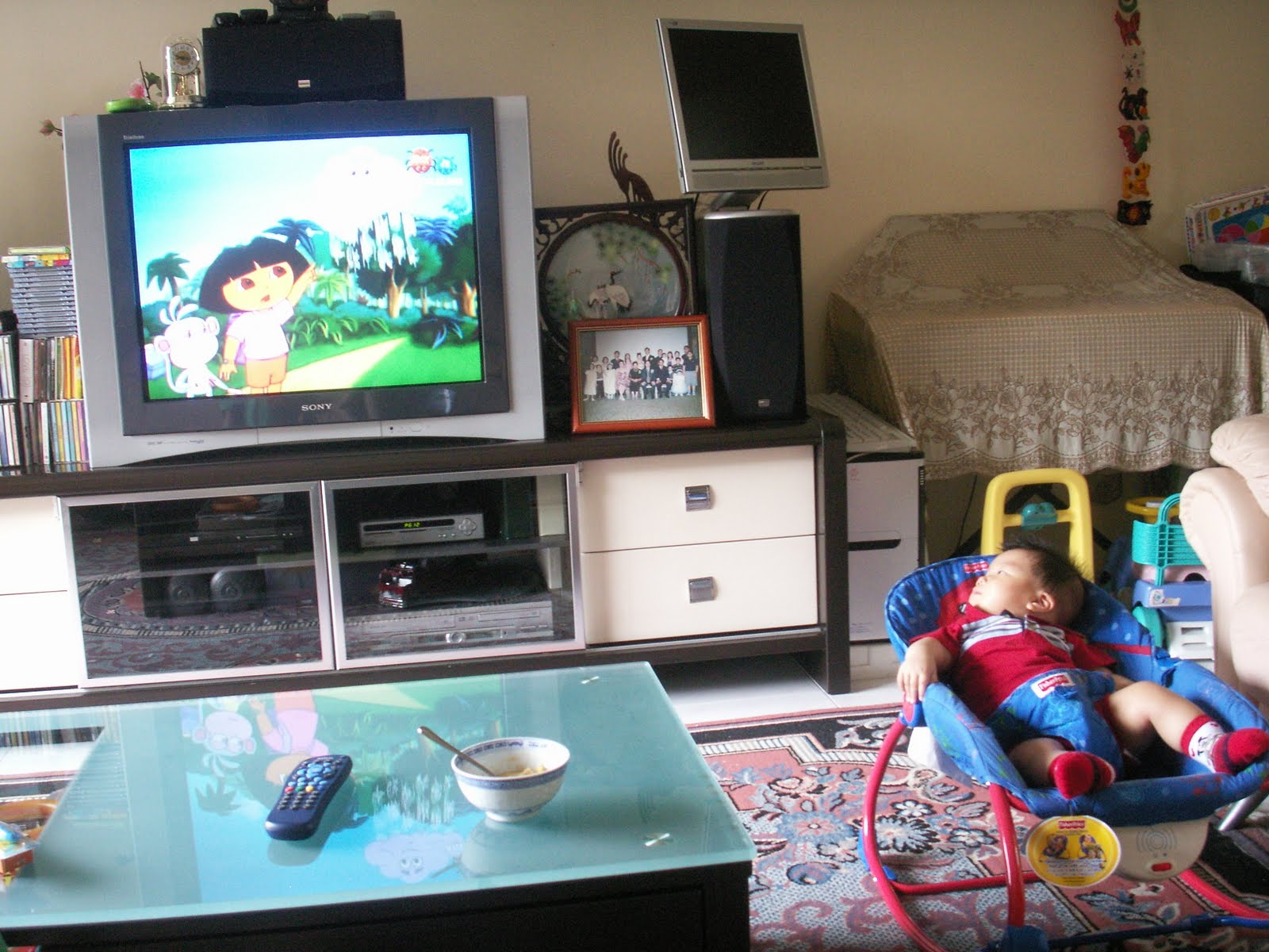 My Bebes Vernon 蔡勇軒 &amp; Gerald 蔡凱昇 My Baby Gerald watching TV