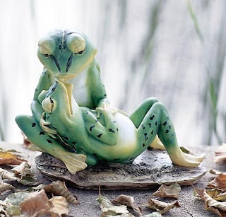 http://4.bp.blogspot.com/_fCUxQO5Goi0/SZfrZXn18mI/AAAAAAAAAYA/Z5e4sQevLxM/s320/kissing-frogs.jpg