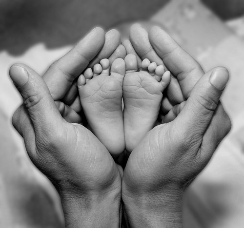 [baby,black,and,white,feet,hands,photograph,big,hands,small,feet-ae3bcb9f5dd5a88cde306865ca021603_h.jpg]