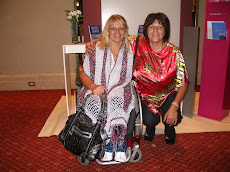 Con la ganadora del Premio a la Mujer Solidaria 2009 que otorgó la Fundación Avón.