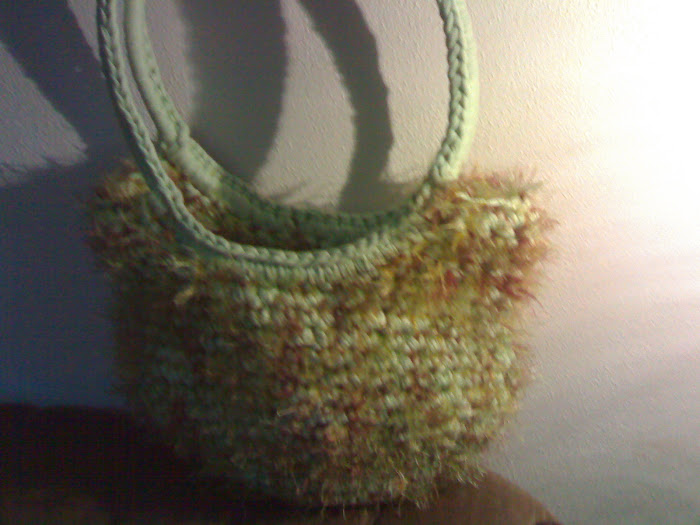 sacola verde com fio meclado castanho felpudo