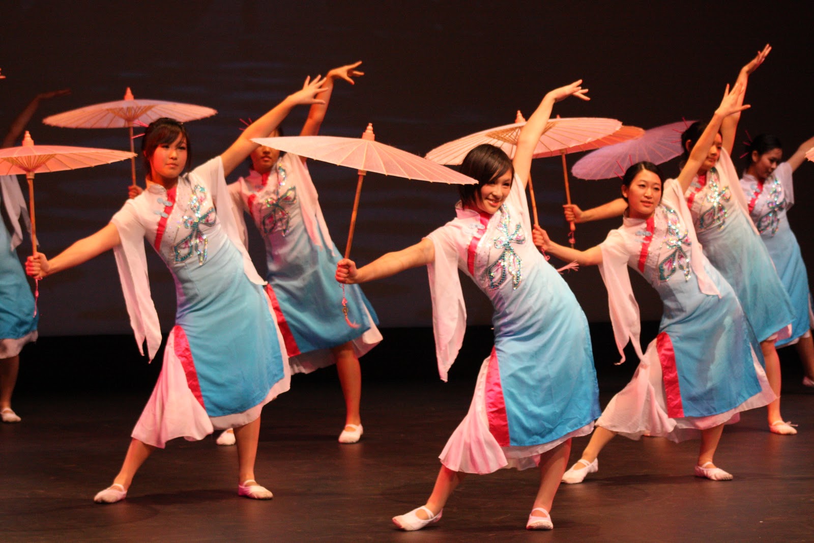 «танец с веером». традиционный японский танец. китайская культура. традиционный японский танец. народные танцы китая.