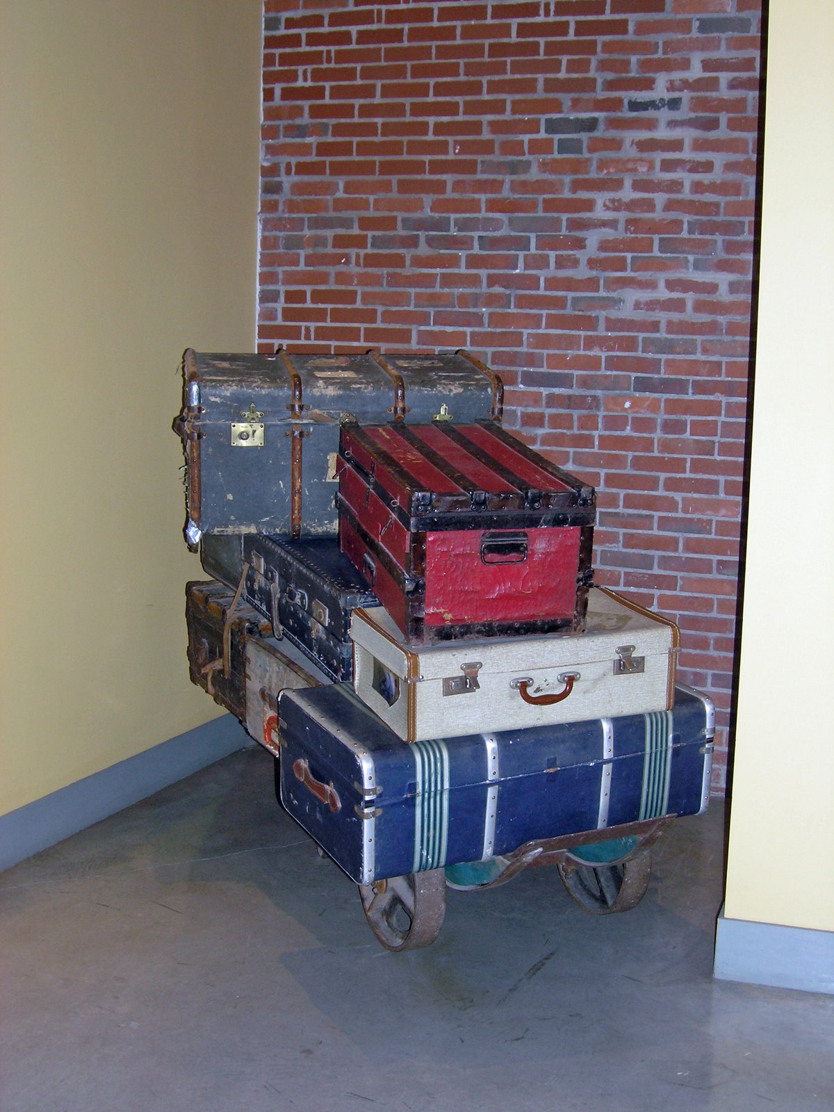 [more+suitcases.JPG]