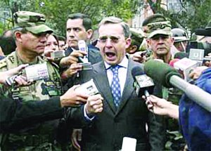 [Uribe+bocón+rodeado+de+militares+y+periodistas.jpe]
