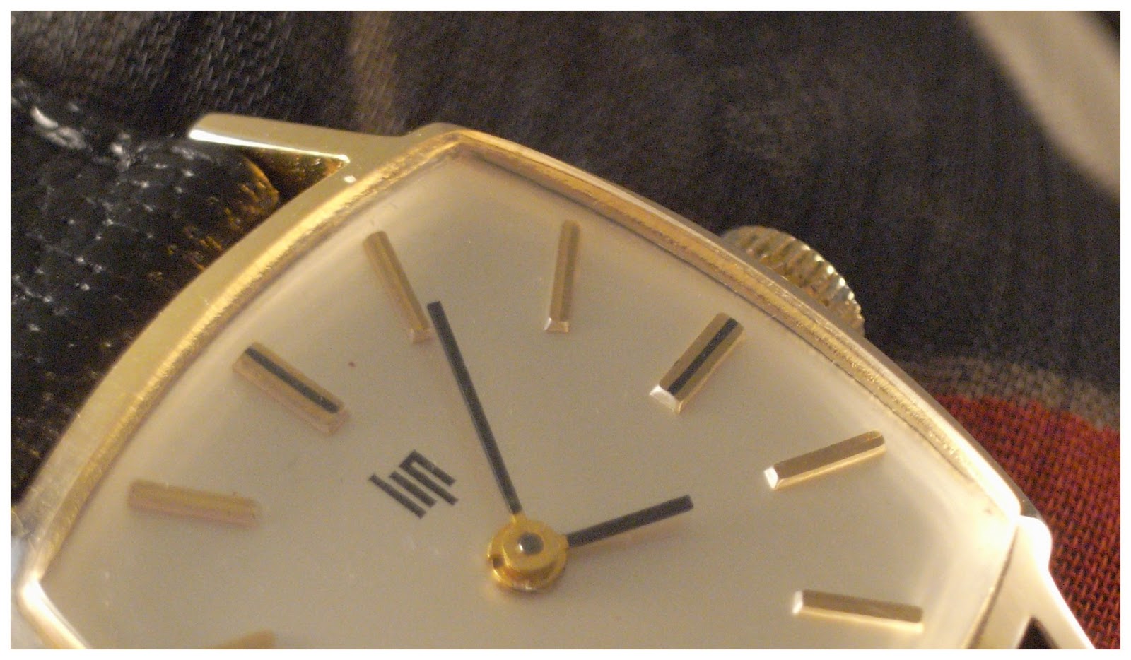 MONTRE bracelet de dame en métal doré à bracelet