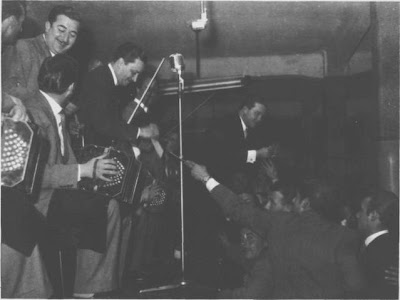Alberto Marino con Hugo Baralis director de su orquesta en 1960