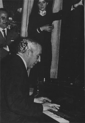 Lucio Demare toca en su tanguería Malena al Sur, de Balcarce y Giuffra, en San Telmo. Detrás suyo, Inés Miguens Galleta. 1969.