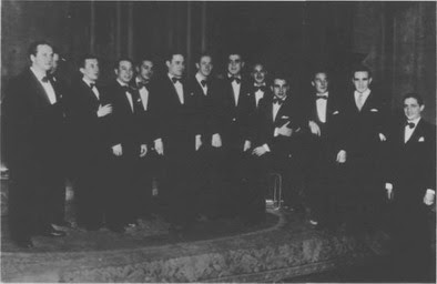 Lucio Demare cuando codirigía la orquesta Demare-Vardaro, en 1938. Con él, Elvino Vardaro, el cantor Juan Carlos Miranda y los músicos Máximo Bocha Mori, Nicolás Pepe y Alfredo Calabró
