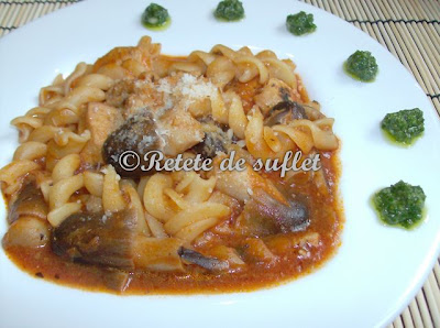 Fusilli cu pui, rosii si sos pesto