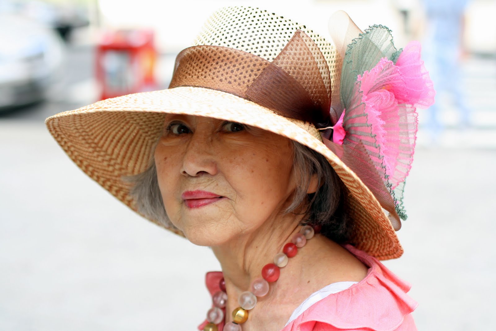 Японские пожилые мамы. Шляпки для пожилых женщин. Пожилая женщина в шляпе. Модные старушки. Летние головные уборы для женщин после 50 лет.