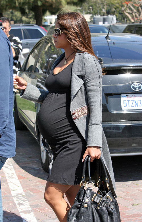 beyonce knowles baby bump. IN CASE YOU DIDN'T KNOW:HALLE BERRY HAD A BABY GIRL NAMED NAHLA