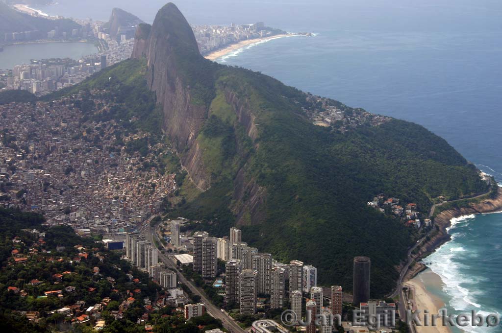 [Sao-Conrado-Fashion-Mall-RJ-Rocinha.jpg]