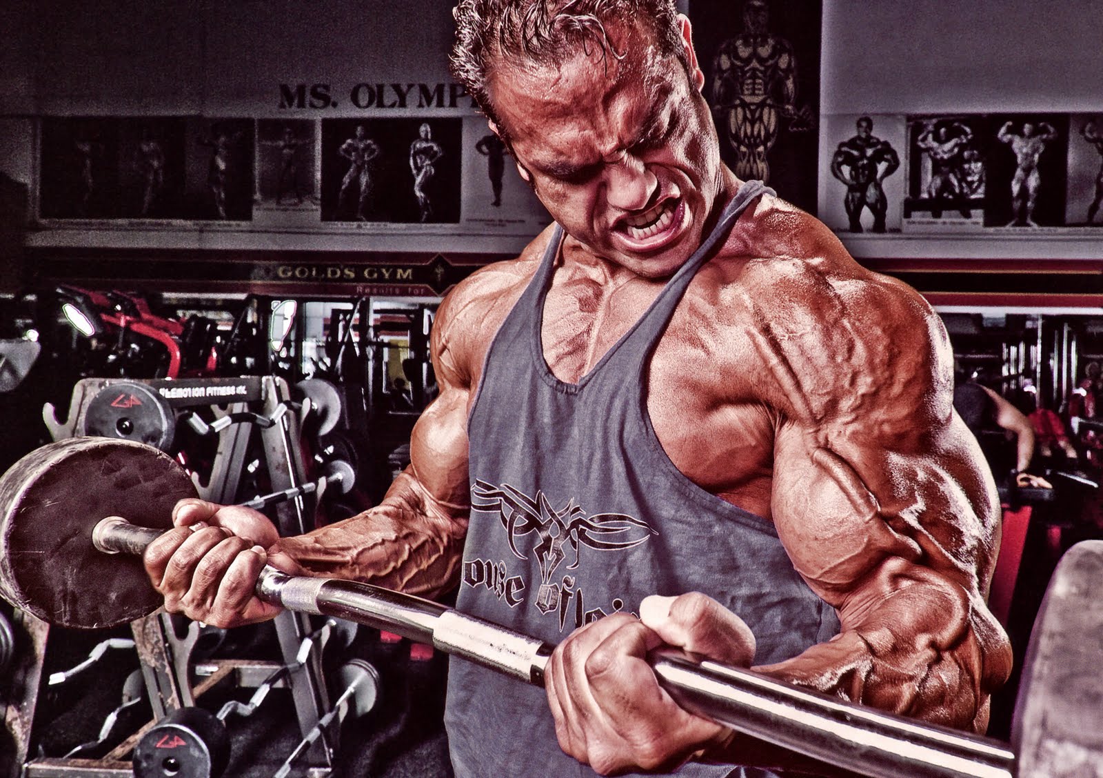 Спортсмены в тренажерном зале. Сгибание на бицепс у стены. Мужик со штангой. Ольга белякова фитнес. Бицепс у стены.