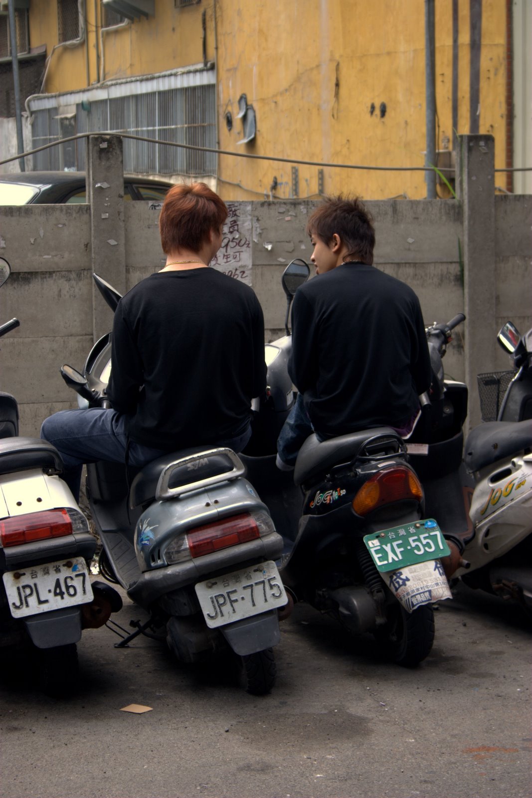 [Friends+on+scooters+talking+-+Taichung+Taiwan.jpg]