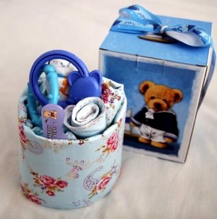 [blue+cupcake+full+view.JPG]