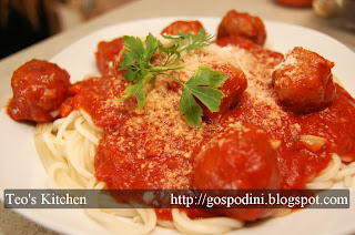 Spaghetti cu sos si chiftelute