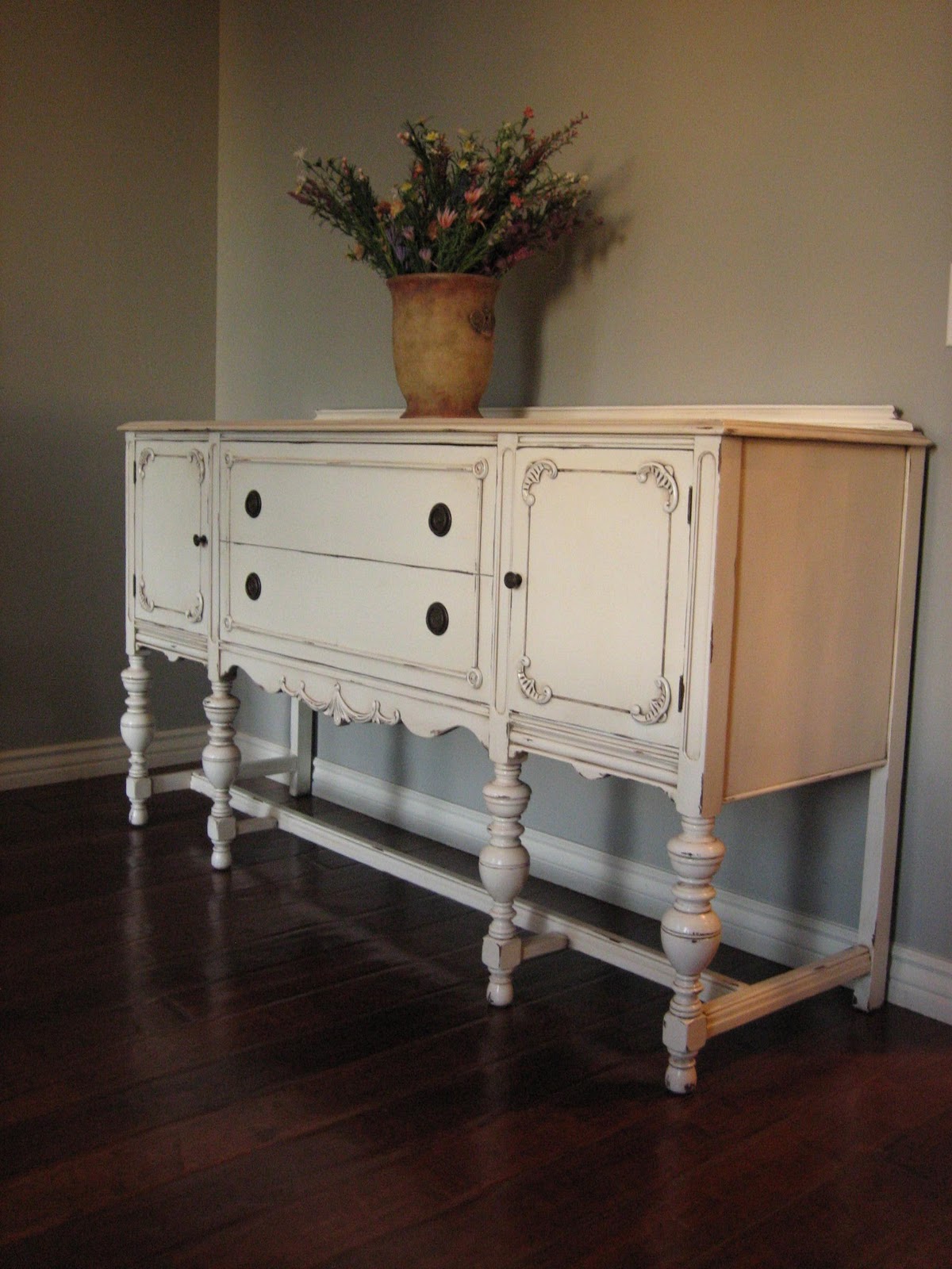 http://4.bp.blogspot.com/_gPj0RN46aWc/TNnttP2_1PI/AAAAAAAABPA/yQ6vZGTtNTY/s1600/sideboard2%20061.jpg