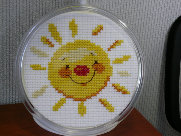 посланник солнца алиса. желтое солнышко. вышивка крестиком солнце. солнышко алиса. векторное солнце.