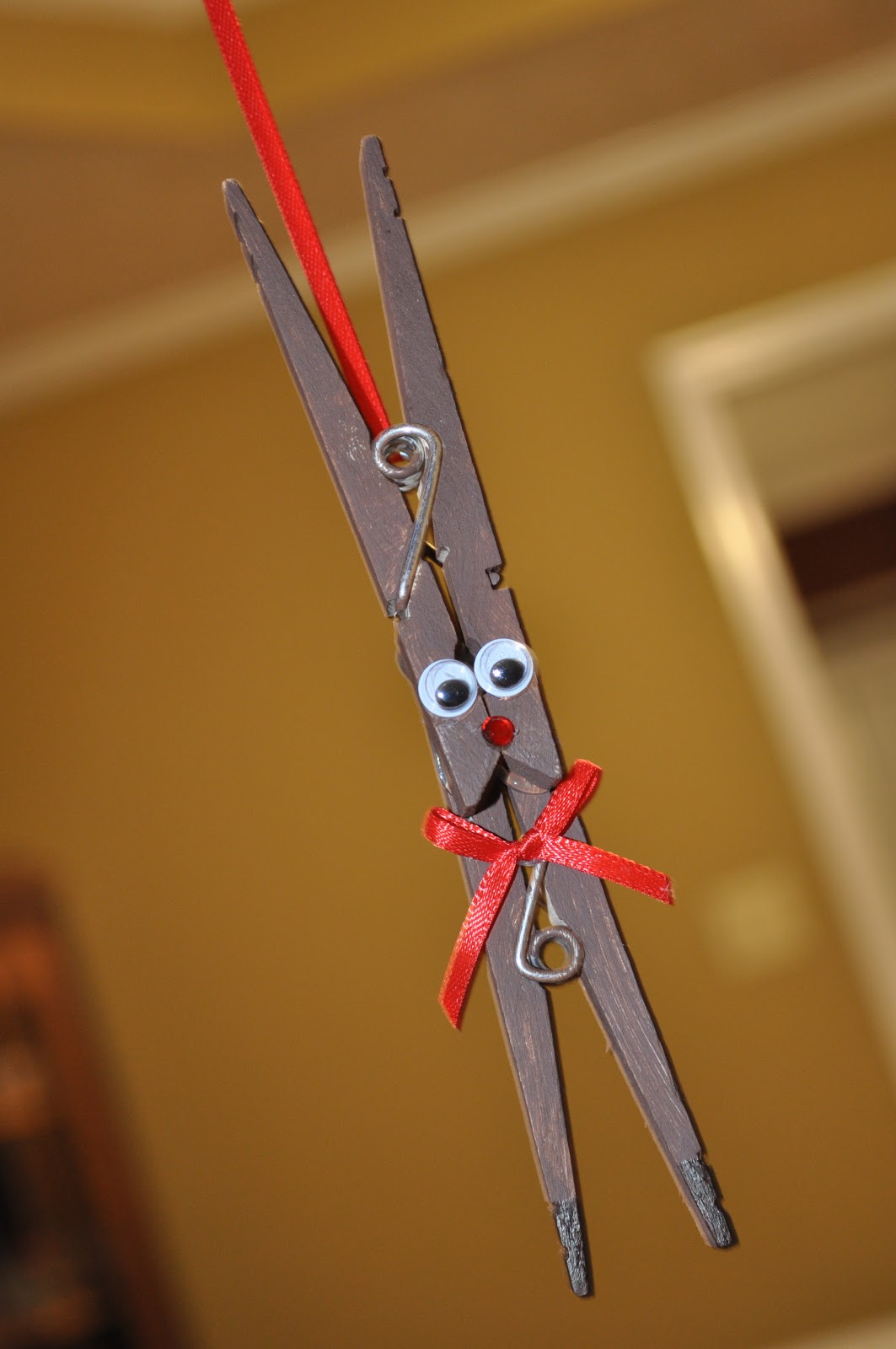 The Crafty Crystal: 12 Days of Christmas Crafts #2: Clothespin Reindeer