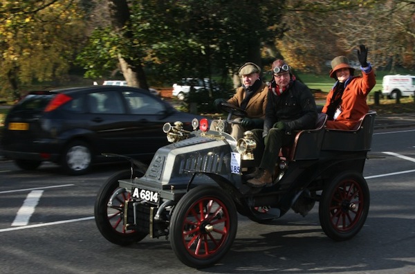 Автопробег старинных автомобилей в Англии 