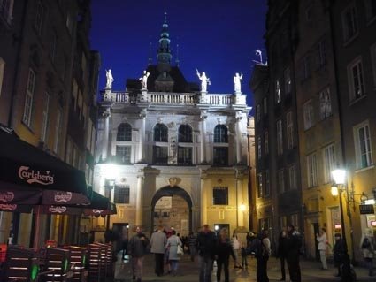 [puerta+dorada+noche.jpg]