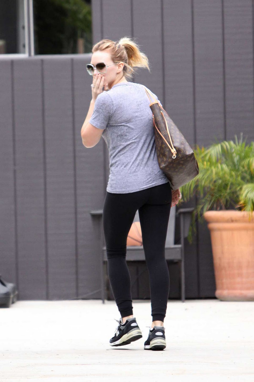 Style and Outfit: Bag: &quot;Hilary Duff in Louis Vuitton Neverfull GM Bag&quot;