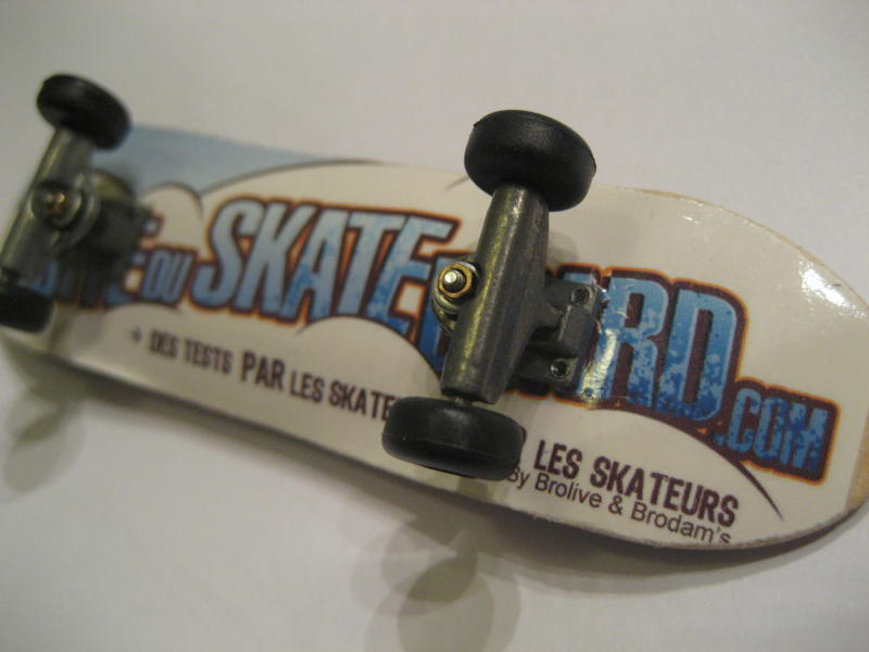 dhe's world sejarah fingerboard