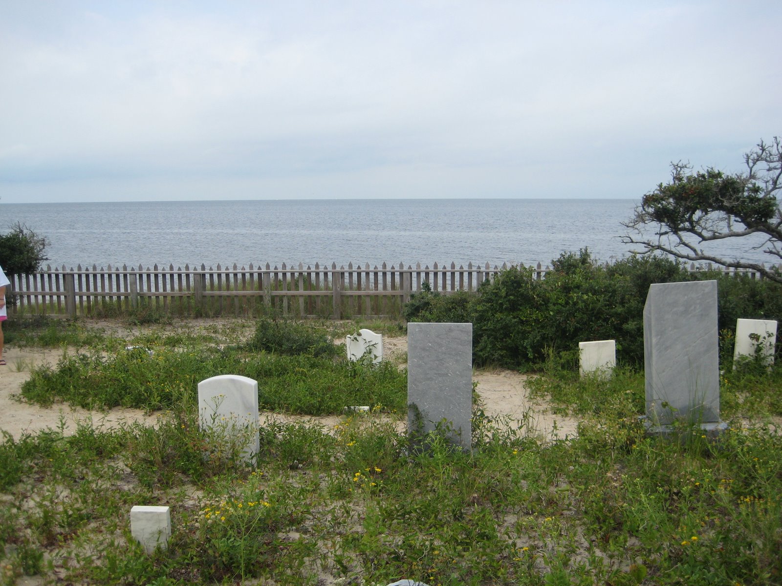 [Small+Cemetery+Along+the+Ocean.JPG]