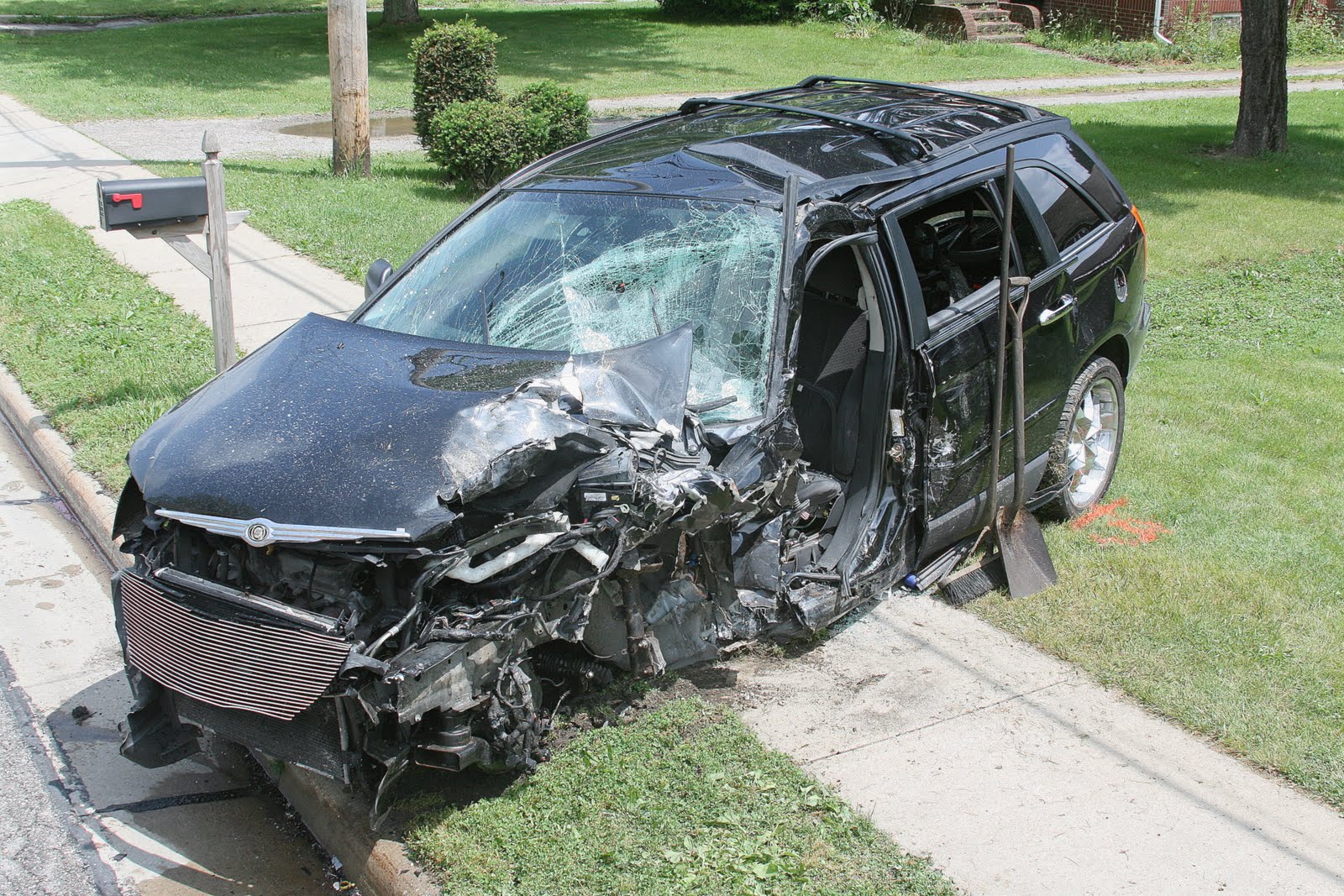 Tmcnews Net Head On Crash Broadway The Impact Spun Both Vehicles And Sent Black Pacifica Into A Yard Left Pickup Truck Facing North On Broadway With Heavy Damage To