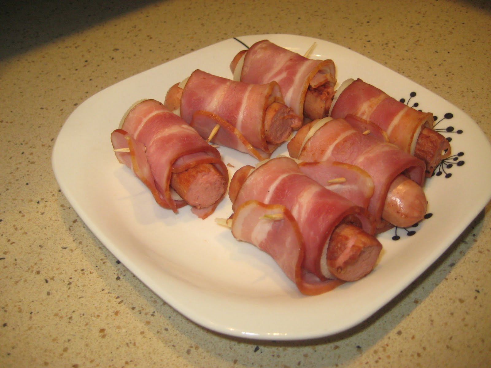 Brocheta de bacón con salchichas La