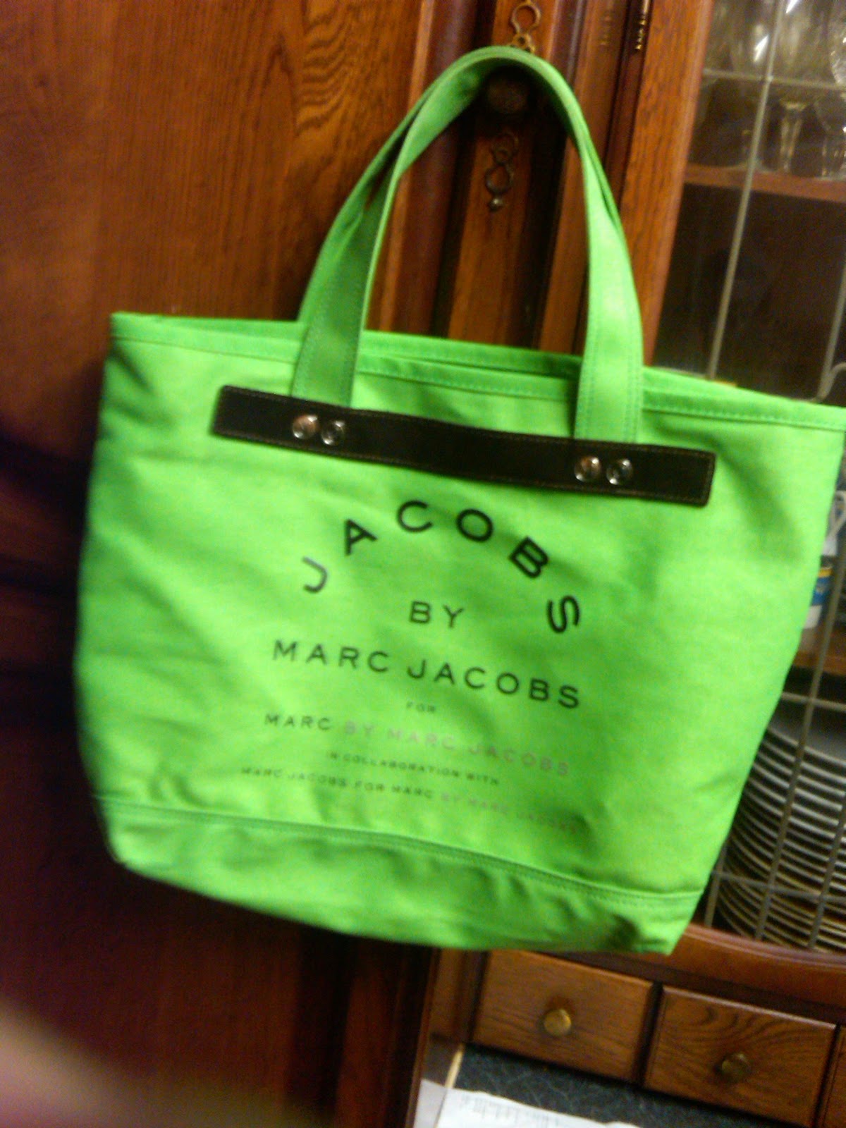 DIARY OF A CLOTHESHORSE: GIVEAWAY MARC JACOBS TOTE!!