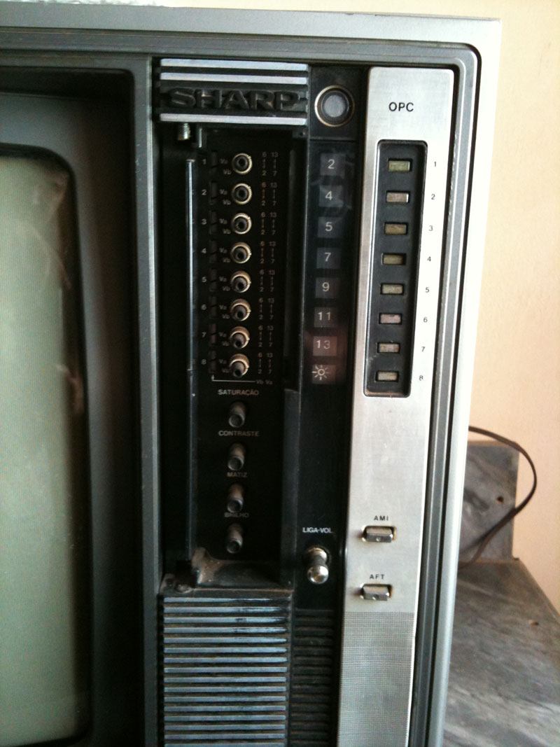 Sopa de Conteúdo TV antiga Sharp Linytron