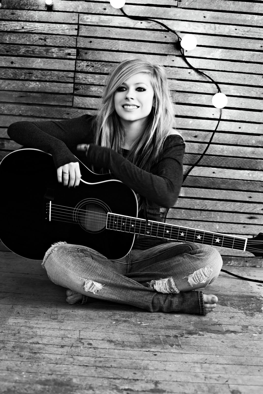 http://4.bp.blogspot.com/_h37maYhp3NE/TRzIB73G7fI/AAAAAAAAEv4/o5hZx-JMHEo/s1600/Avril-Lavigne-Goodbye-Lullaby-01.jpg