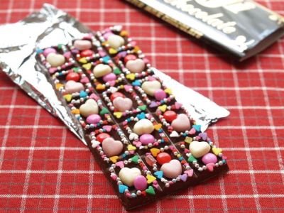 [080120-DecoratedChocolateBar-1.jpg]