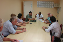 Entrega do Abaixo-Assinado (22-12-09) ao Sr. Gilberto Ferreira (assessor do Sr. Valdir Ferreira).
