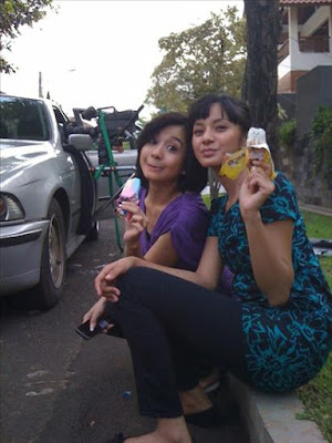 Kirana Larasati & Laudya Cinthya Bella enjoying ice cream