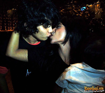 Hot Tongue Kiss By Dewi Perssik