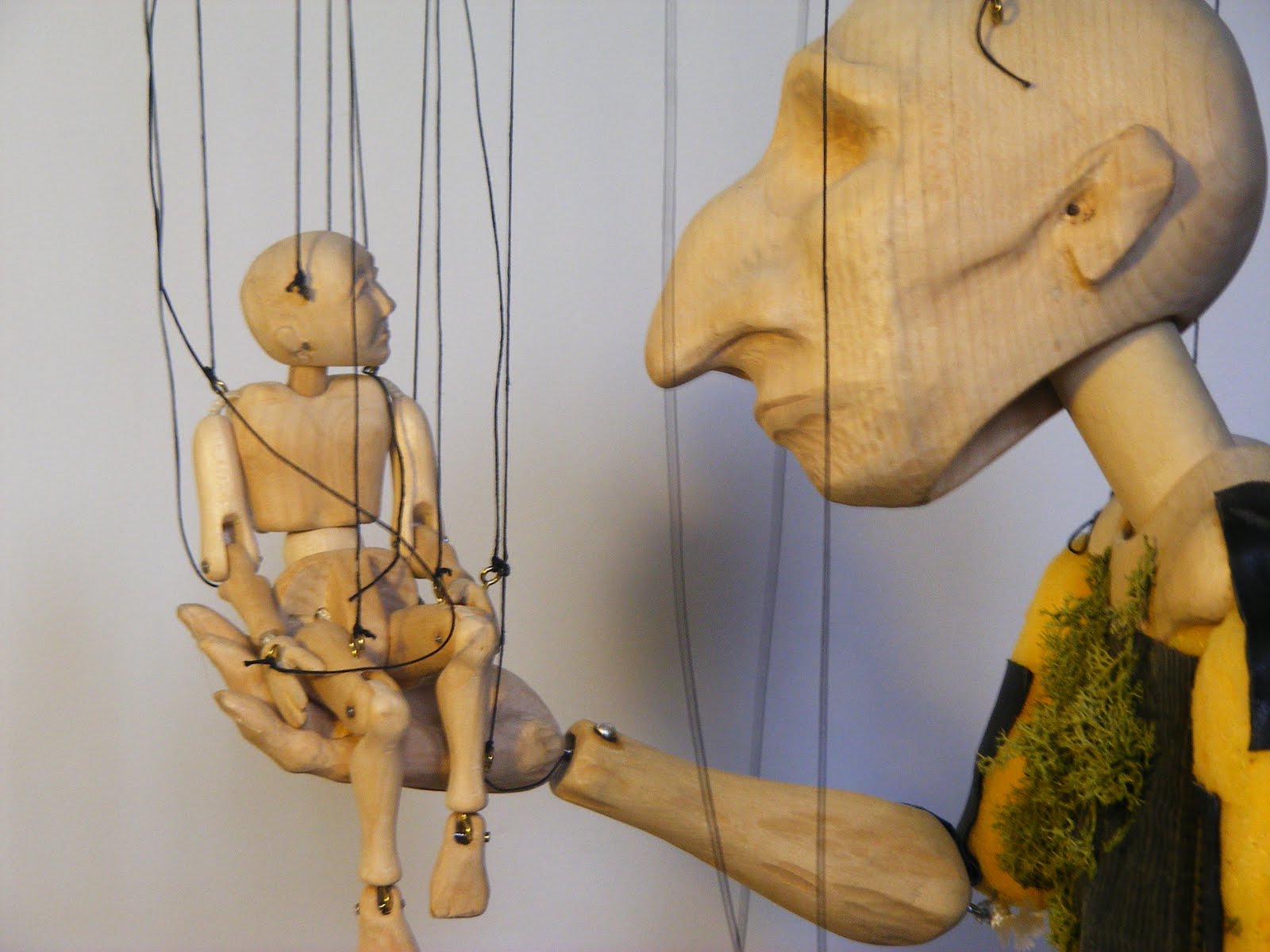 человечек марионетка. куклы управляемые нитками. кукольные марионетки. кукловод управляет куклой. марионетка на веревочках.