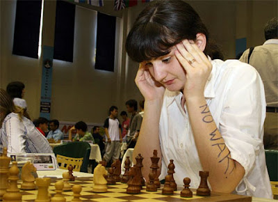 Miranda Mikadze joueuse d'échecs Géorgienne réclame l'arrêt immédiat de la guerre 
