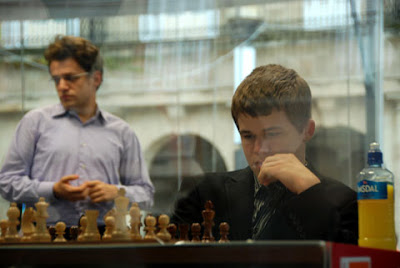 Les champions d'échecs Levon Aronian et Magnus Carlsen