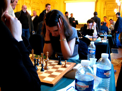 Karine Assad va chercher le point décisif contre Laurie Delorme © Chess & Strategy 